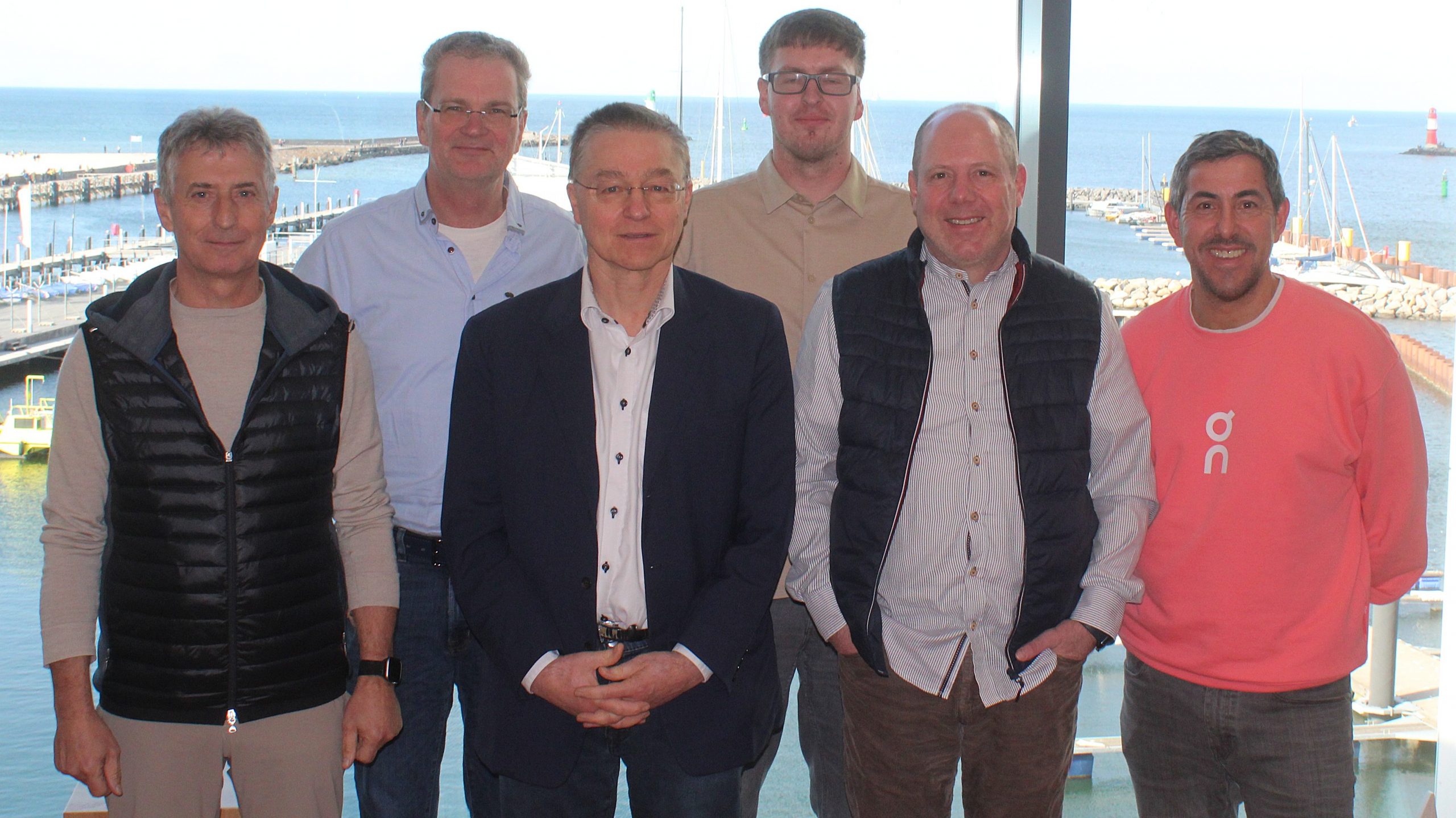 Das neue Präsidium des TMV: Dr. Kai Jaspersen (3.v.l.) mit Schatzmeister Mario Wiefel, Stefan Ehlers (Medien und Öffentlichkeitsarbeit), Sportwart Torsten Kloß, Jugendwart Ben Ansorge und Sebastian Herzberg (Sportentwicklung und Breitensport). Foto: Nicole Jerichow